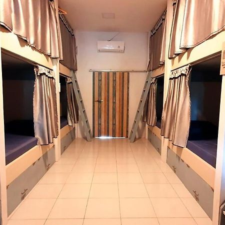 Tiny Room Hostel Toyapakeh Экстерьер фото